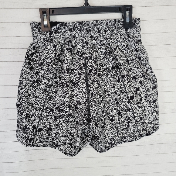 Lululemon Tracker Short V 4" Inch Sporadic Black Rhino Grey, sz 4 - Picture 5 of 7